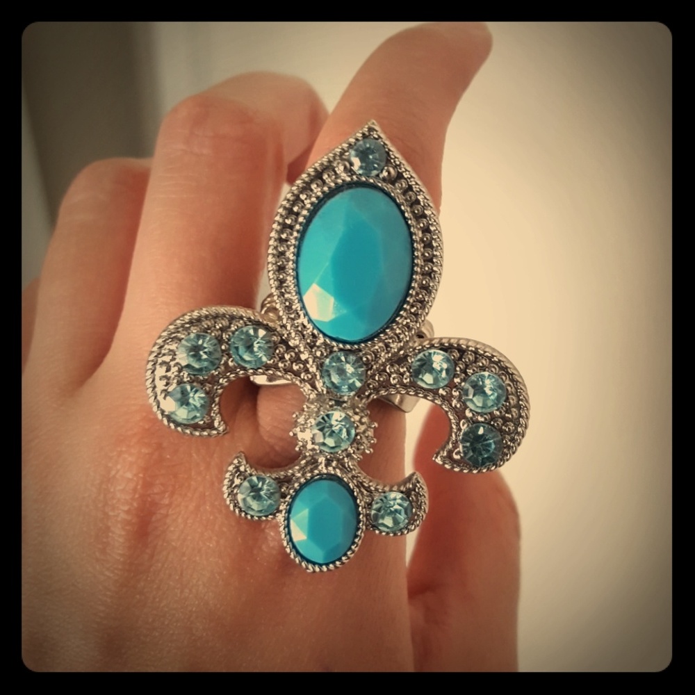 Adjustable fleur-de-lys ring