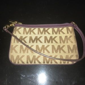 MiCHAEL KORS Wristlet