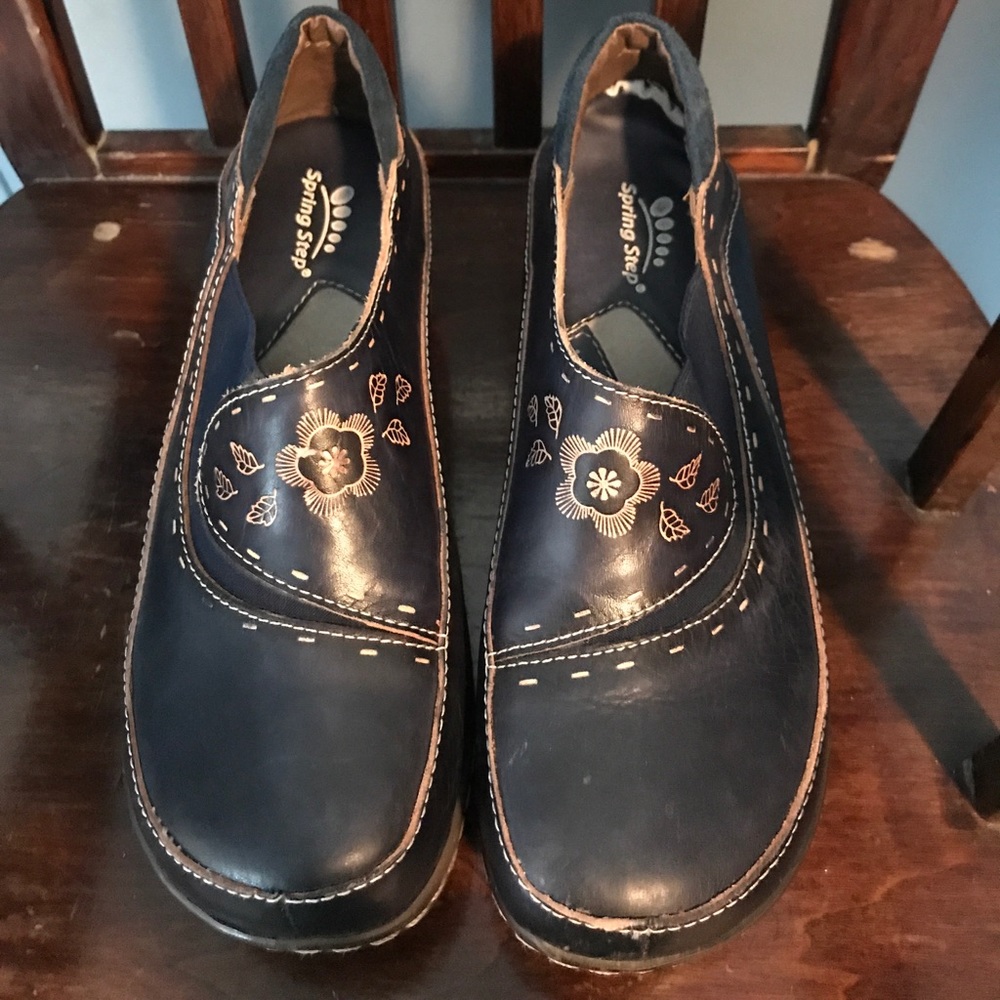 Navy blue, flower 🌺 detail clogs!