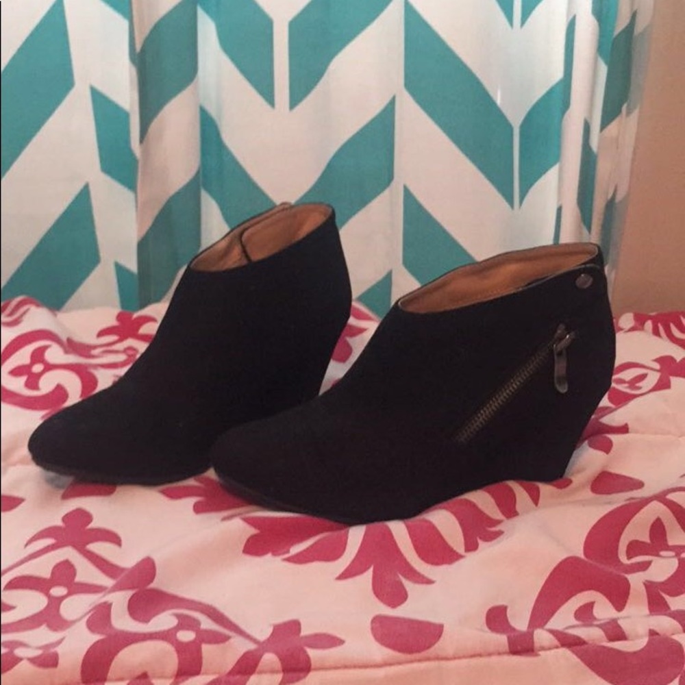 ♡ SALE women's black zipper wedges - size 7
