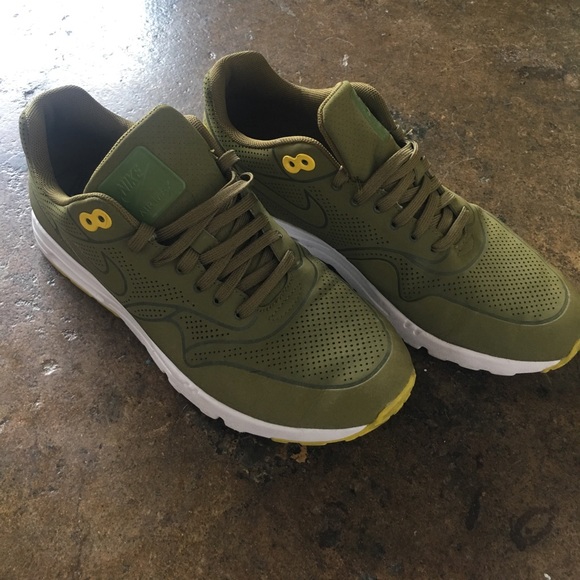 Nike Shoes - Womens green nikes size 9