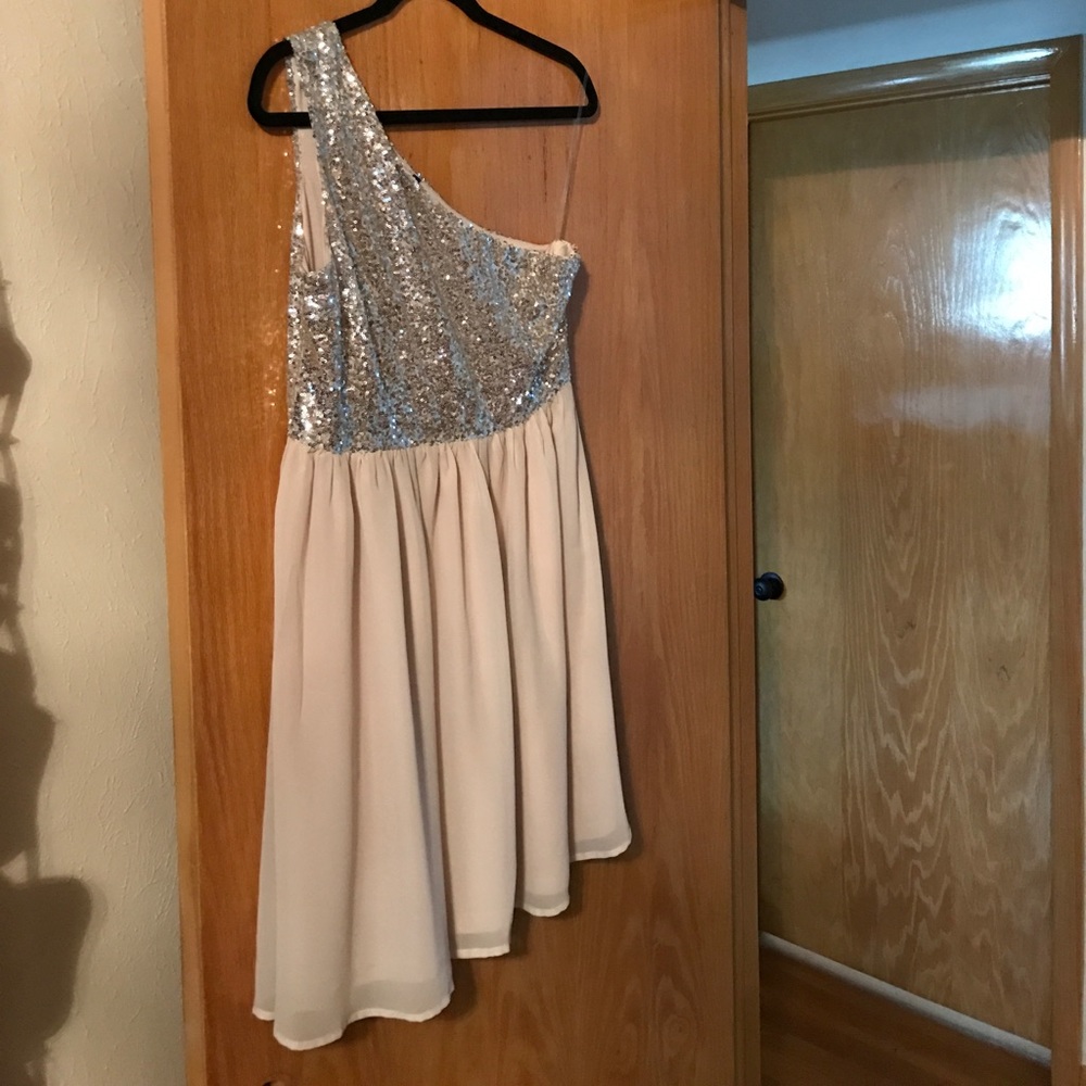 Champagne colored party dress size L nwt