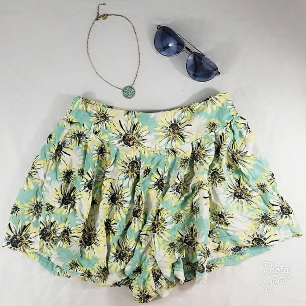 Xhiliration Stretch Waist Floral Shorts, medium