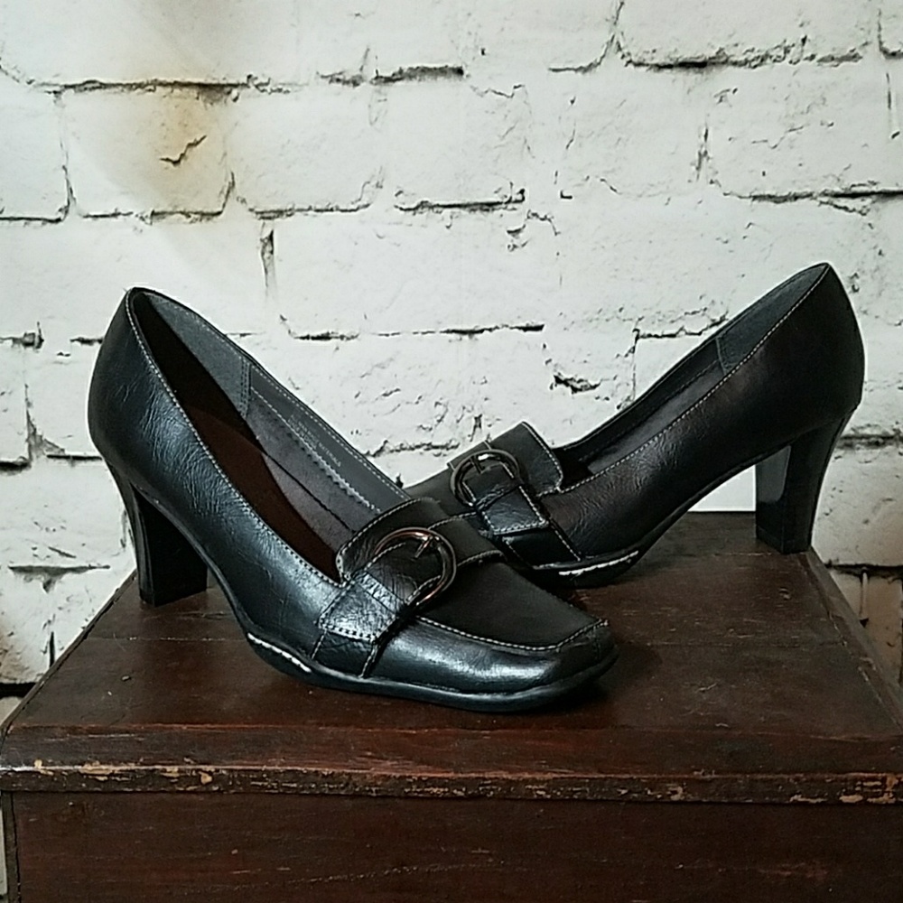 Women's black w/silver buckle dress shoe size 6B