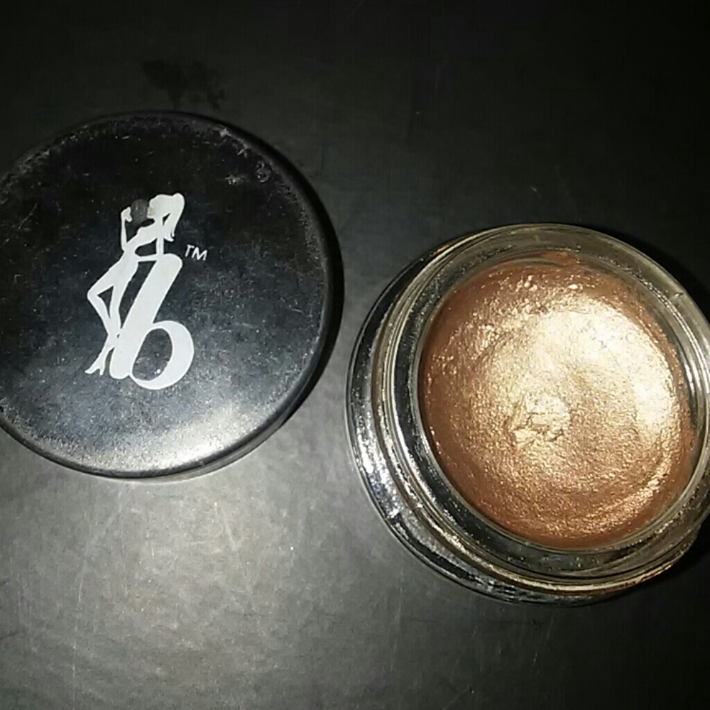 Be a bombshell eye base