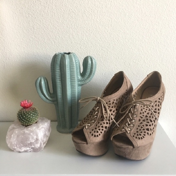 Speed Limit 98 Shoes - Tan lace up wedges