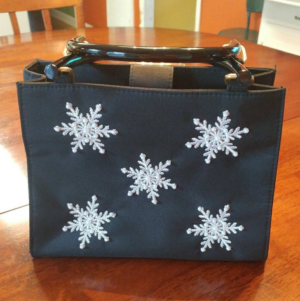 EUC ADORABLE BLACK KIM ROGERS SNOWFLAKE PURSE