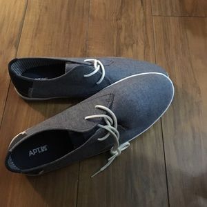 NWOT-Men Canvas Shoes