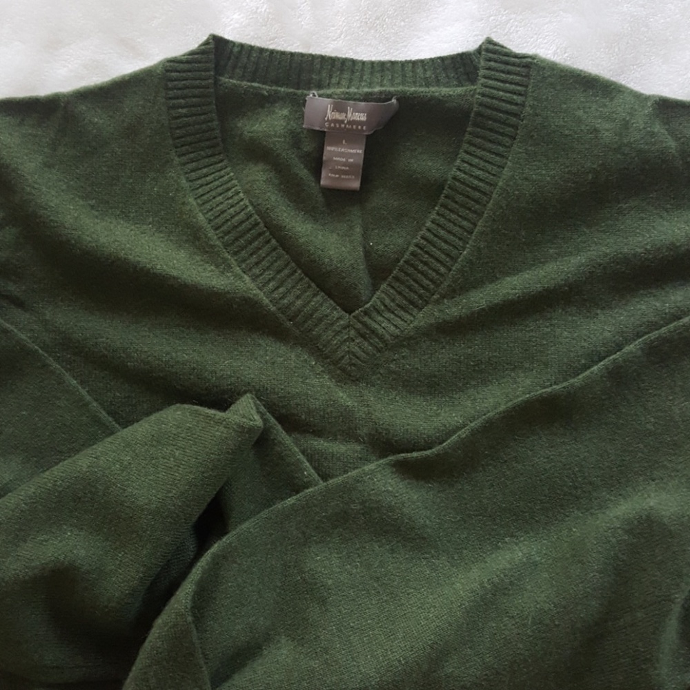 Neiman Marcus 100% Cashmere sweater