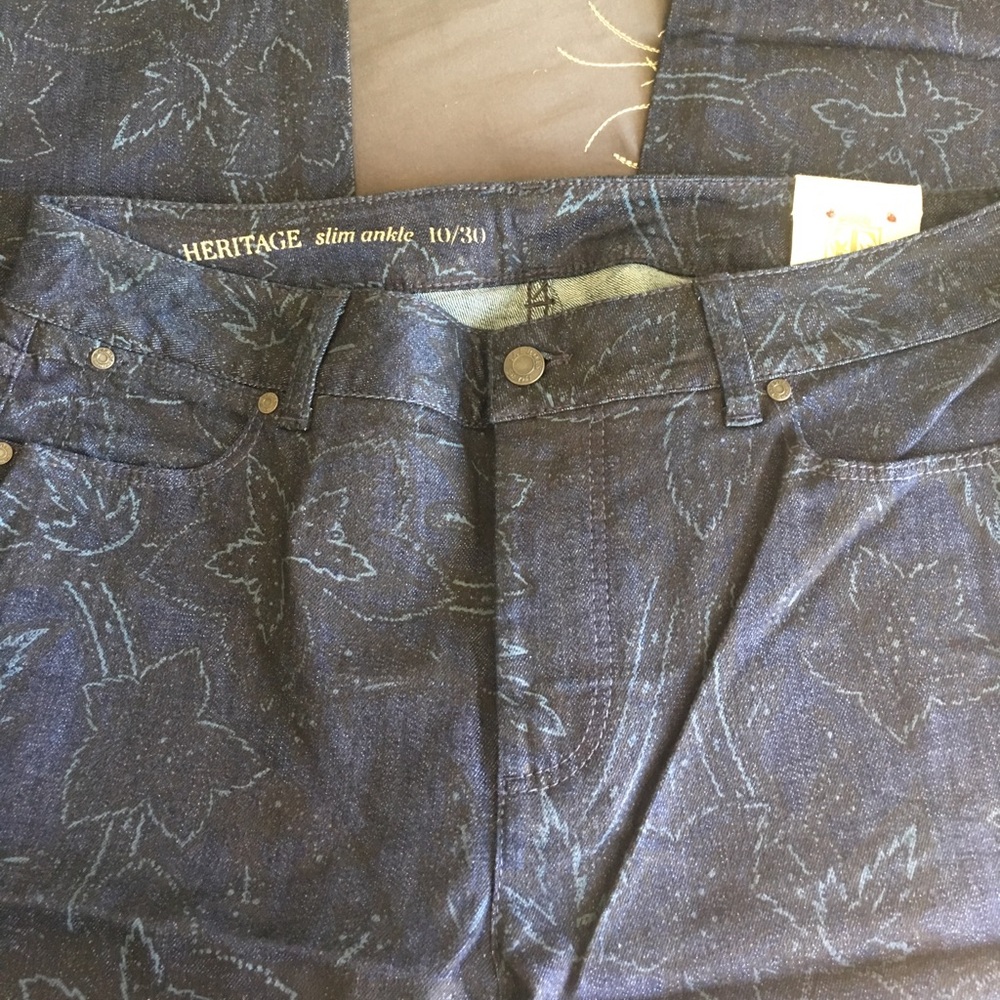 Jeans w/ subtle leaf pattern, slim ankle 10/30 NWT
