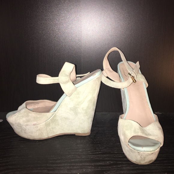 Light sea foam green ALDO wedges - Picture 2 of 3