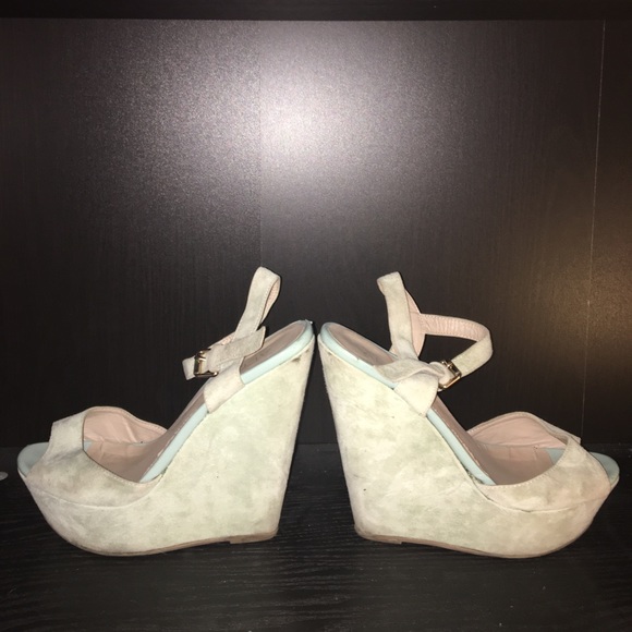 Light sea foam green ALDO wedges - Picture 3 of 3