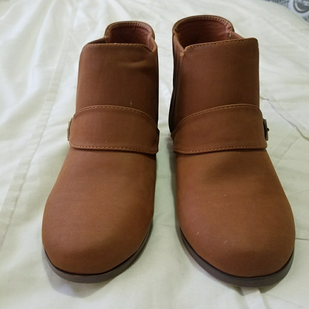 NWOT BONNIBEL PACO-1 Womens Adjustable Buckled Ban