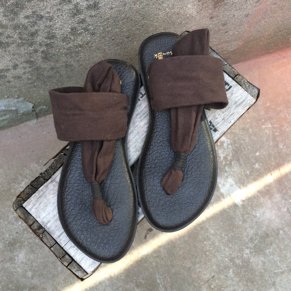 Brown Sanuk Yoga Mat Flip Flips