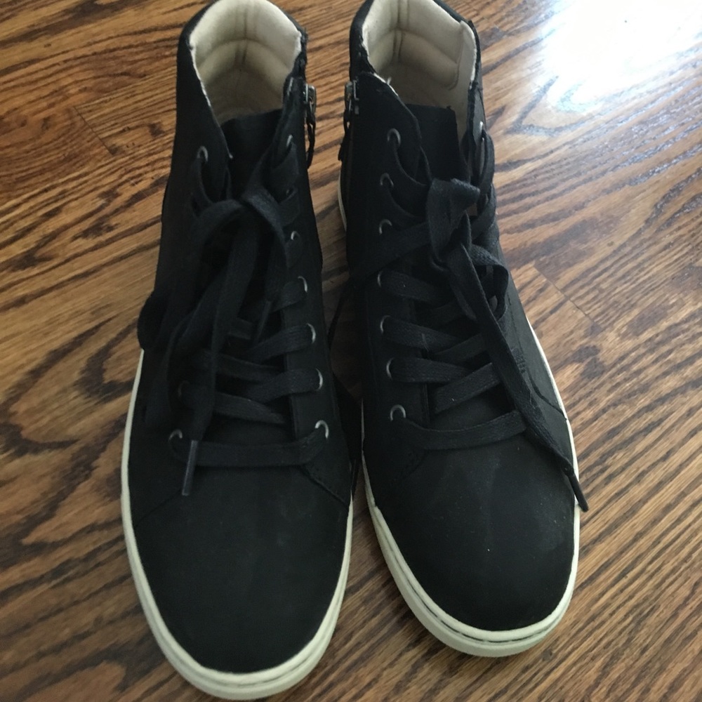 Ugg sneakers never worn before