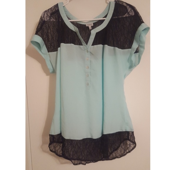 Adorable lace blouse - Picture 1 of 2