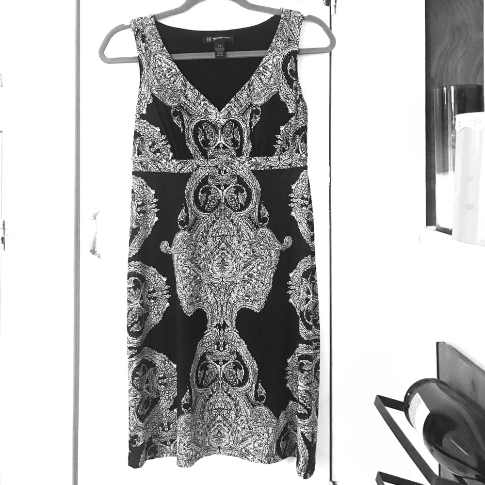 V-neck patterned dress