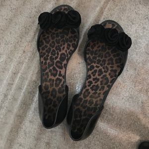 Peep-toe rosette flats