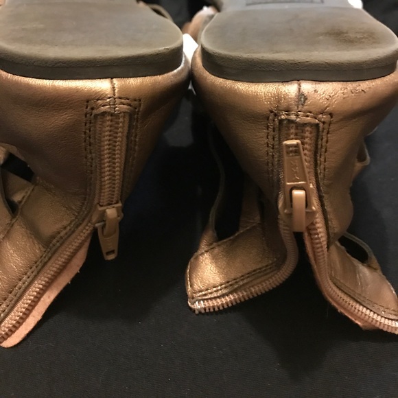 UnionBay Gladiator thong Zip back sandals - Picture 3 of 4