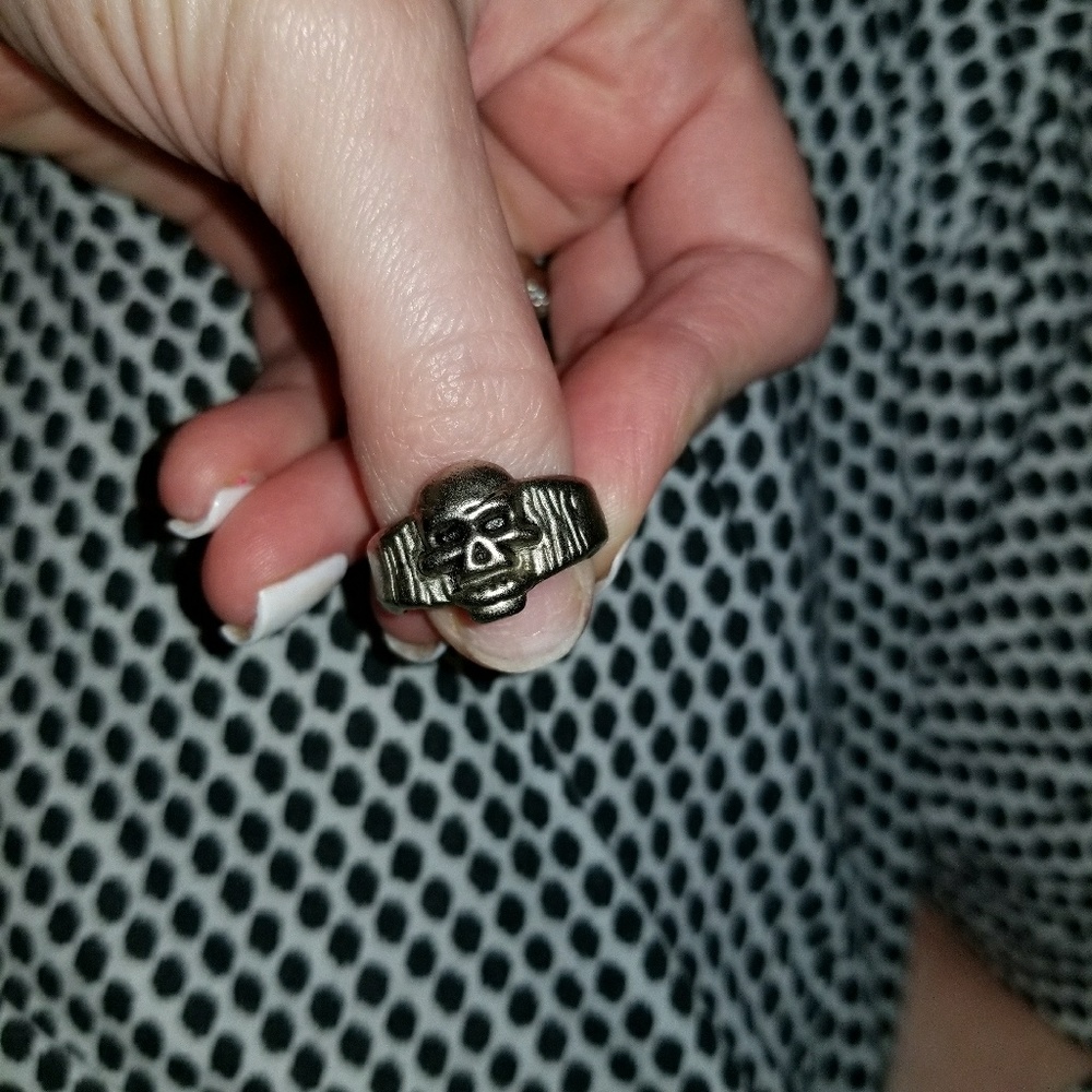 Skull ring