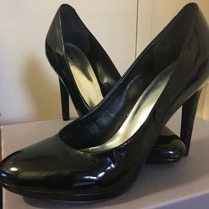 Black pumps