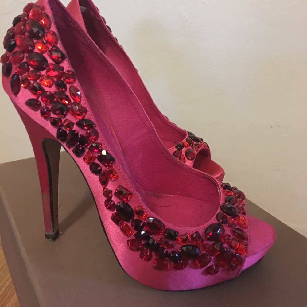 Coral designer pumps