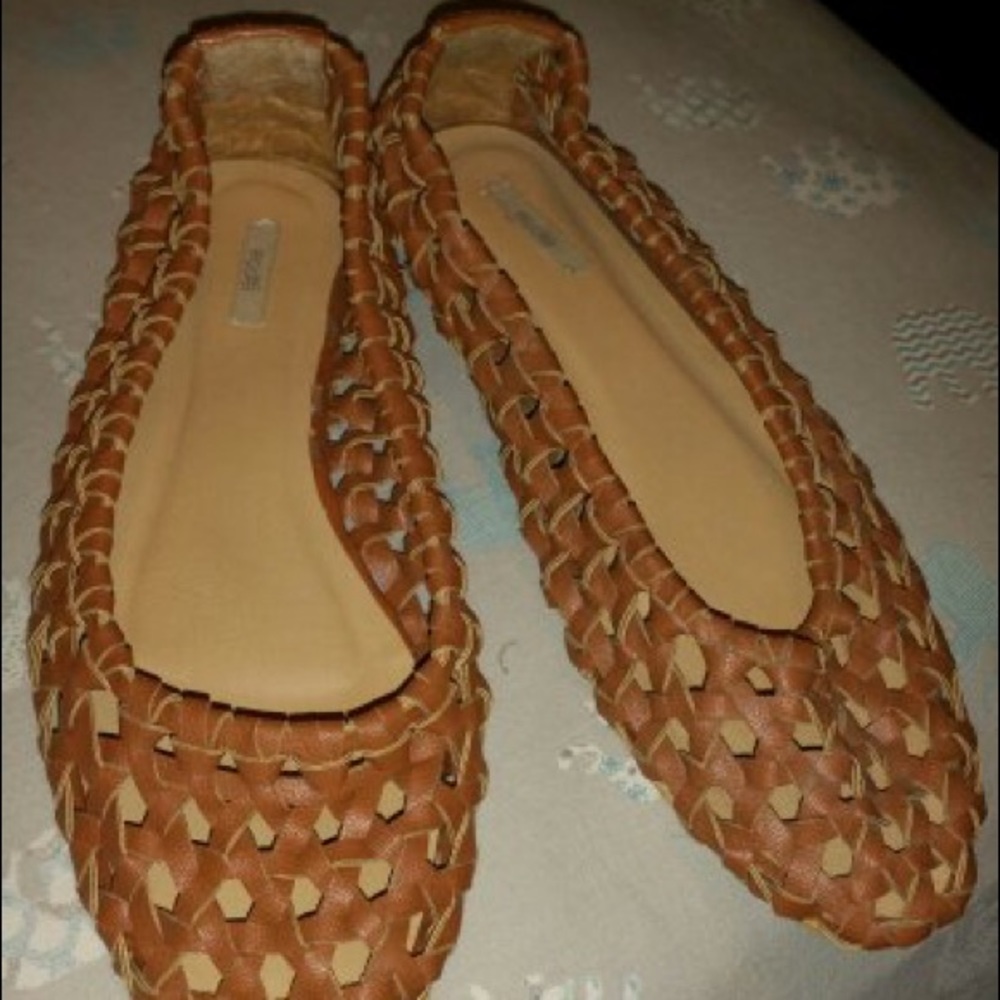 Cute urban outfitters light brown flats ...