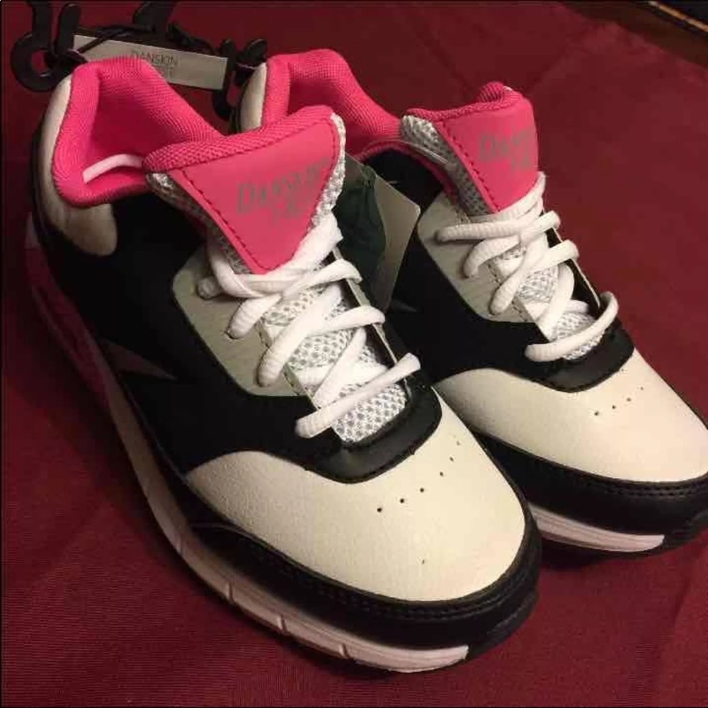 🌺New Girls Athletic Shoes Size: 4🌺