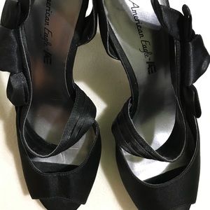 American Eagle black satin pump