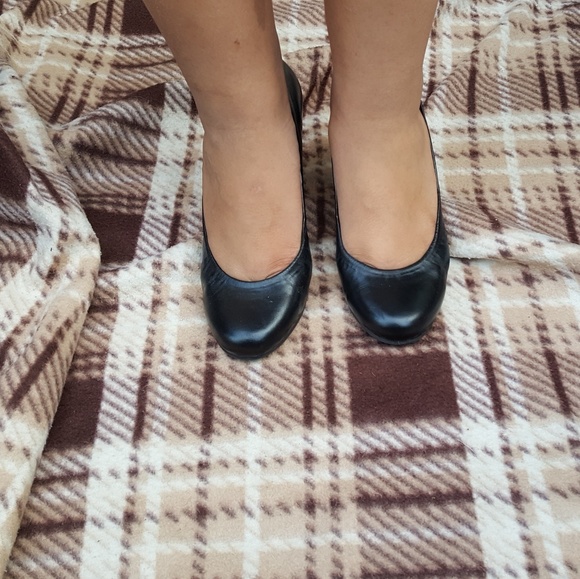 Black wedge shoe by Jessica Simpson size 7 used - Picture 2 of 6