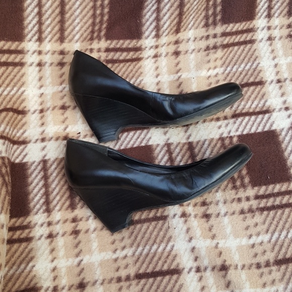 Black wedge shoe by Jessica Simpson size 7 used - Picture 5 of 6