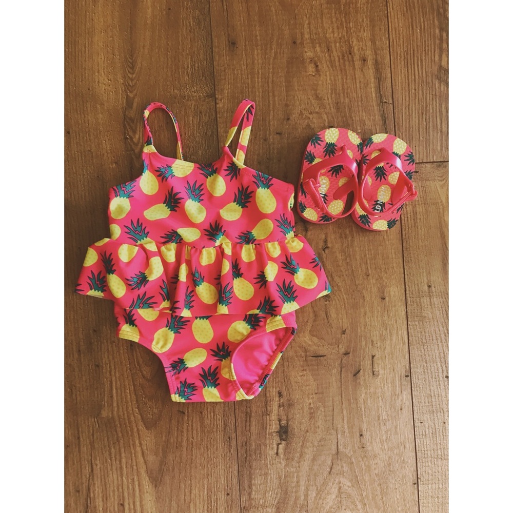NWOT Old Navy swimsuit + Sandals 🌞🍍