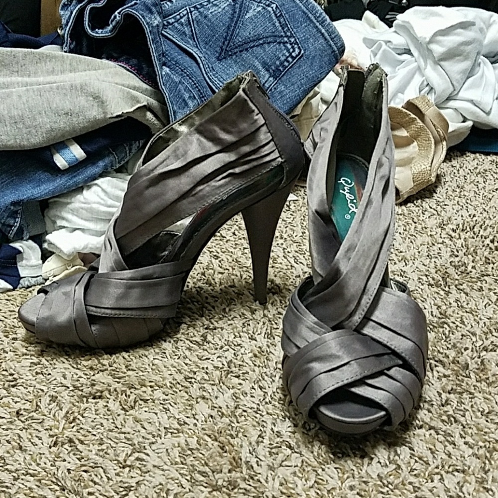 SZ 6.5 grayish silver sandles CR