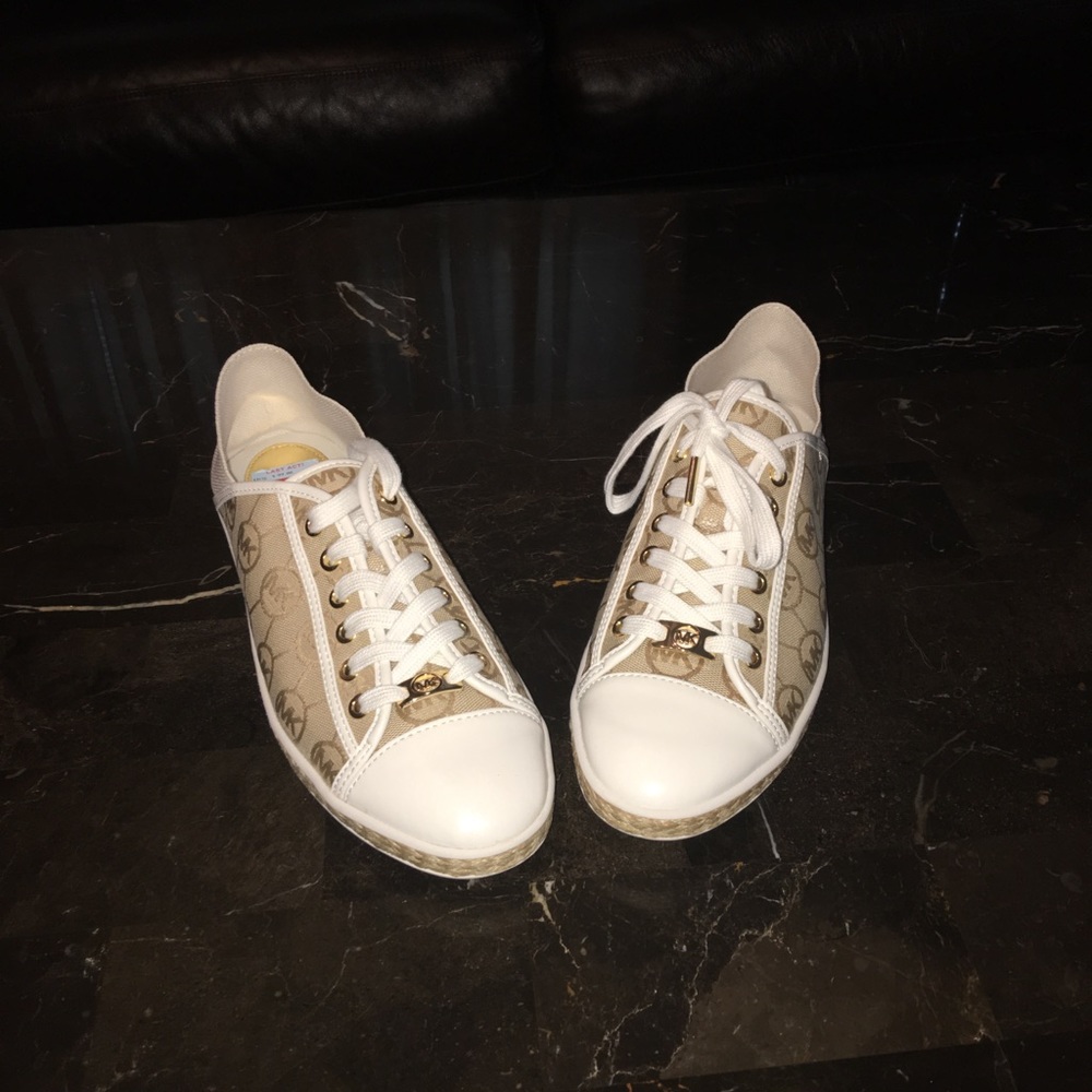 Authentic New Michael Kors flats.