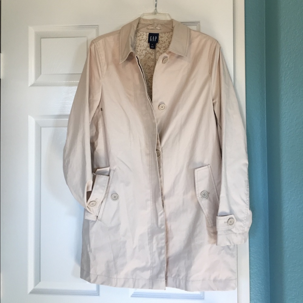 Tan Gap Raincoat, 2 flap pockets, floral interior