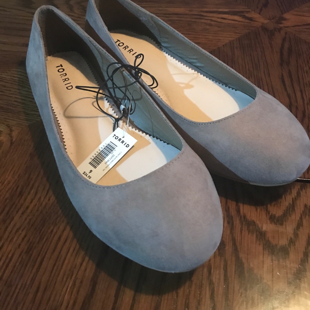 Brand New Torrid Almond Toe Flats in Taupe !