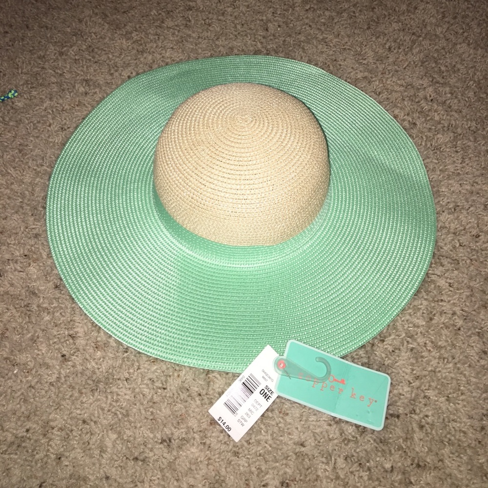super cute beach hat!