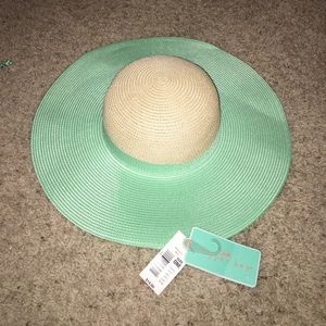 super cute beach hat!