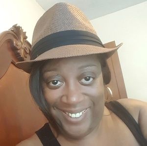 Meet your Posher, Lorie