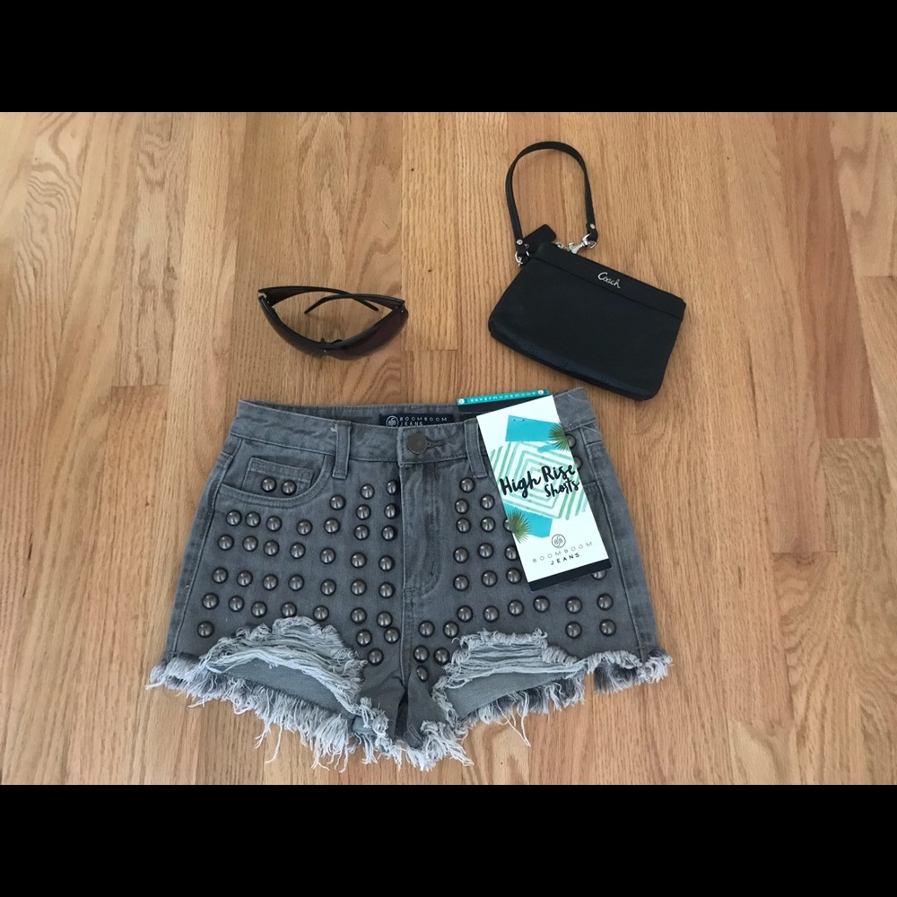 BoomBoom Jeans NWT Med. Wash Gray Denim Shorts Sz1