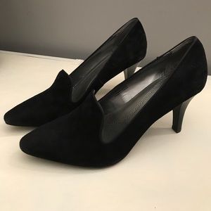 NWOT black velvet heels