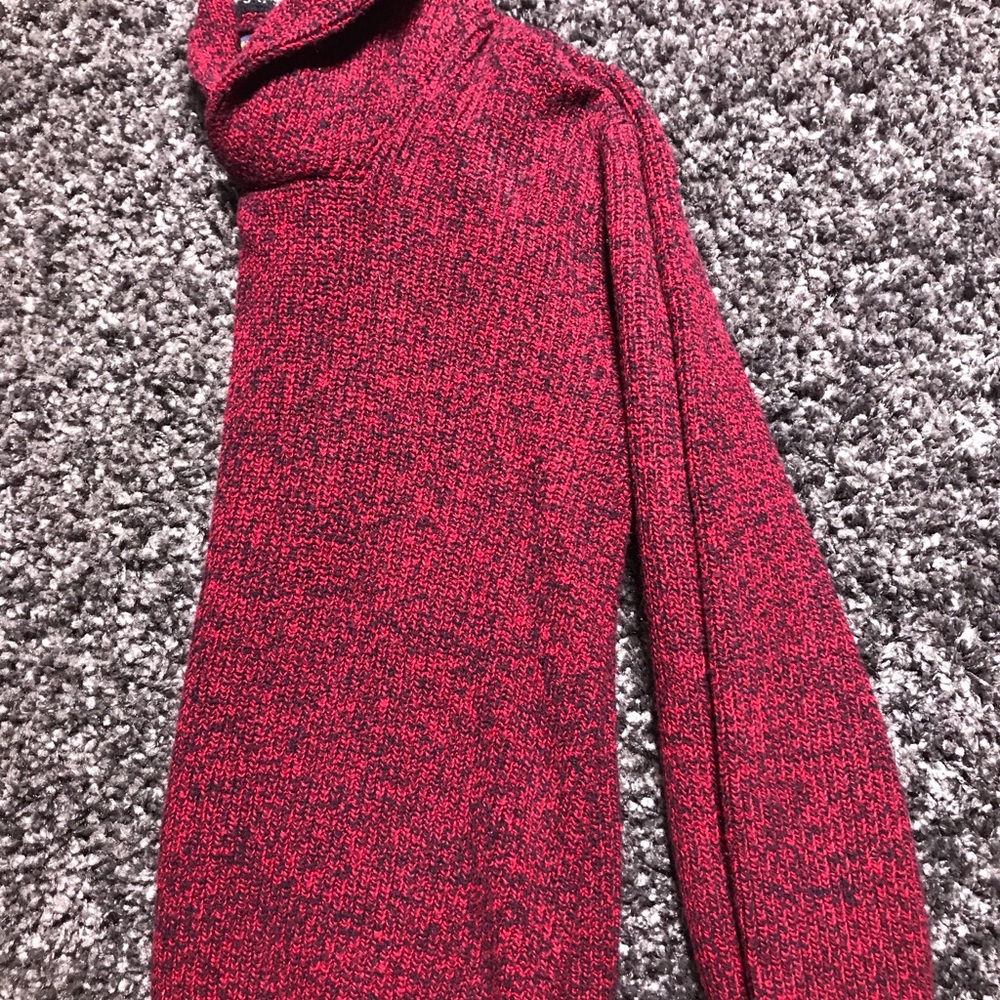 American Eagle Sweater. Machine Washable!