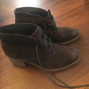 New Dolce Vita Brown ankle boots w/black laces
