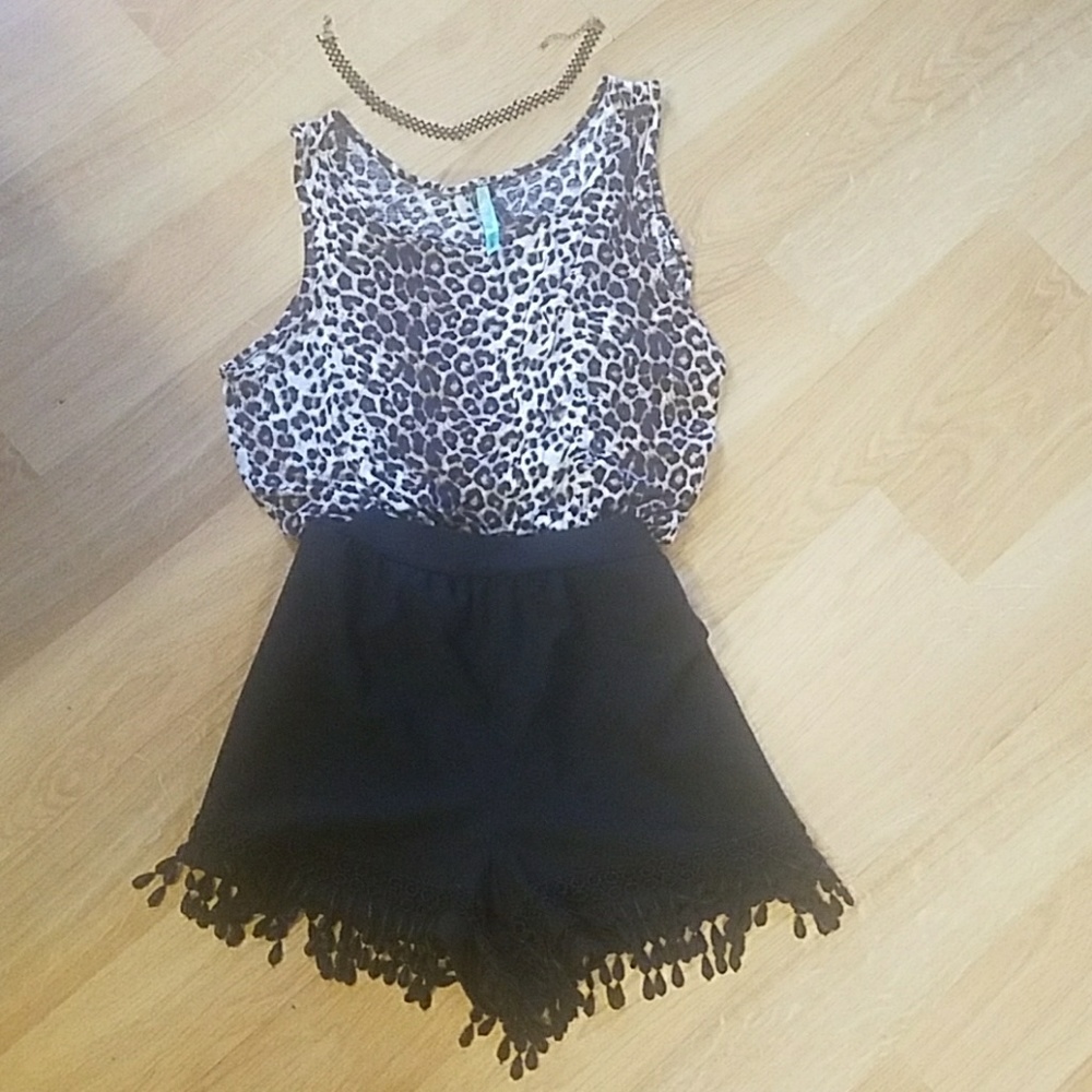 Black Shorts, Top, Choker. Complete outfit!