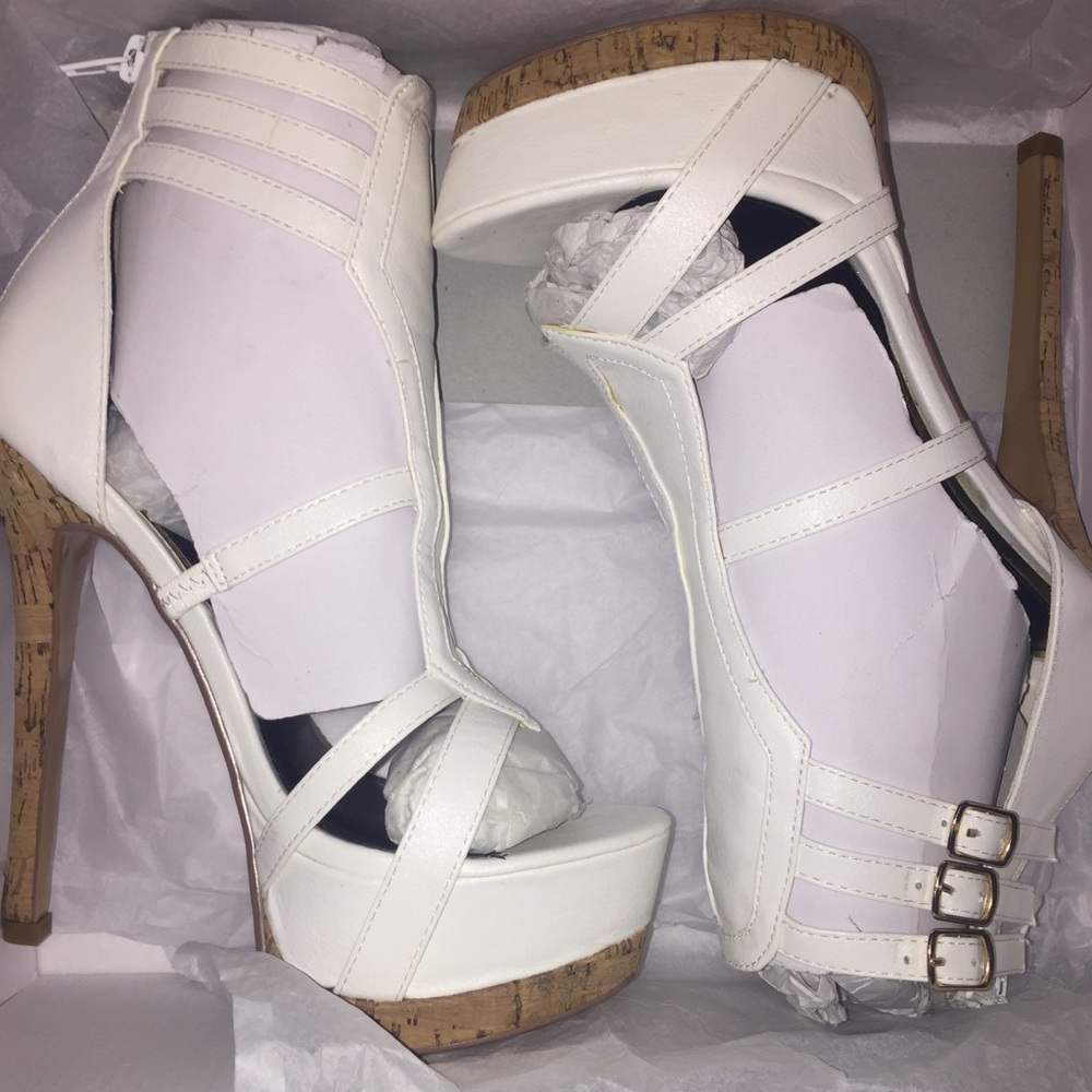White platform heels ✨