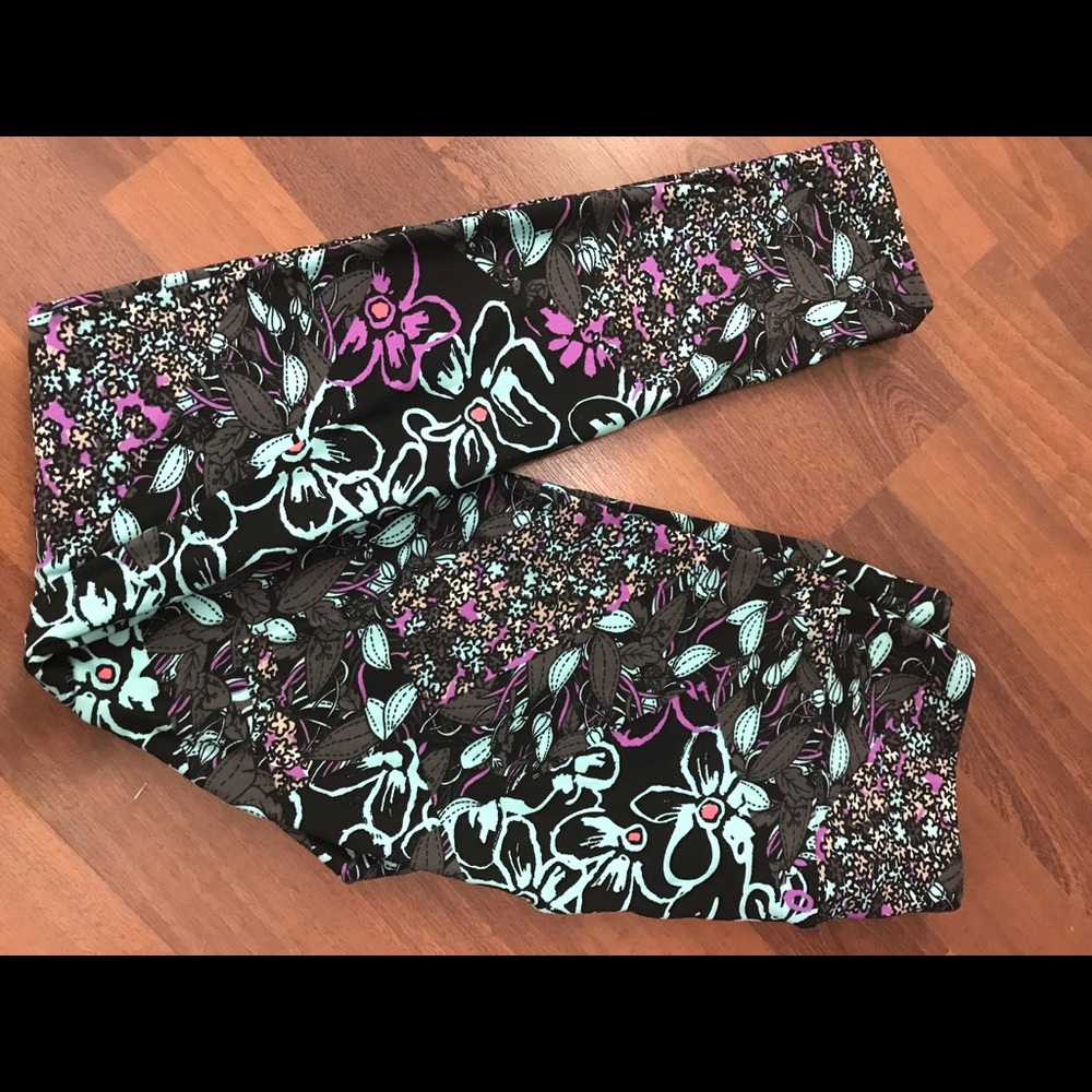 Lularoe OS leggings black background