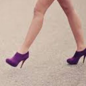 Vince Camuto magenta booties size 6.5