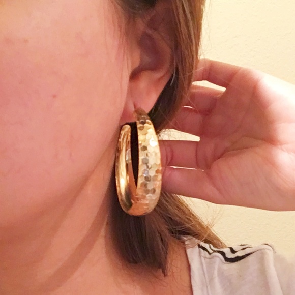 NWOT EXPRESS GOLD Textured half hoop Earrings - Picture 3 of 3