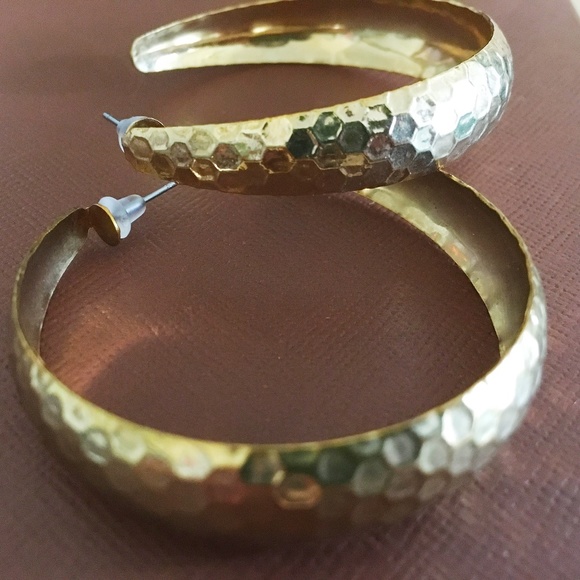 NWOT EXPRESS GOLD Textured half hoop Earrings - Picture 2 of 3