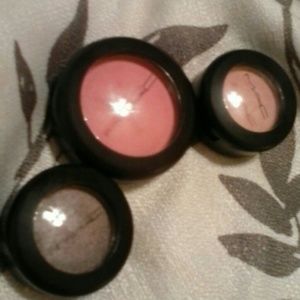 Mac-3 Piece Set/Two eyeshadows and one blush.